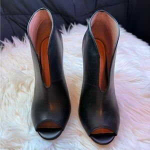 Halogen Rowen Booties in black leather with an open toe Sz 9M